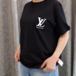 تیشرت دخترانه طرح ال وی (LV)